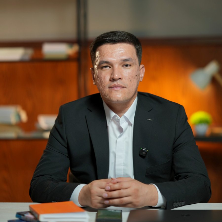 Ona tili ustozi jonli darsda